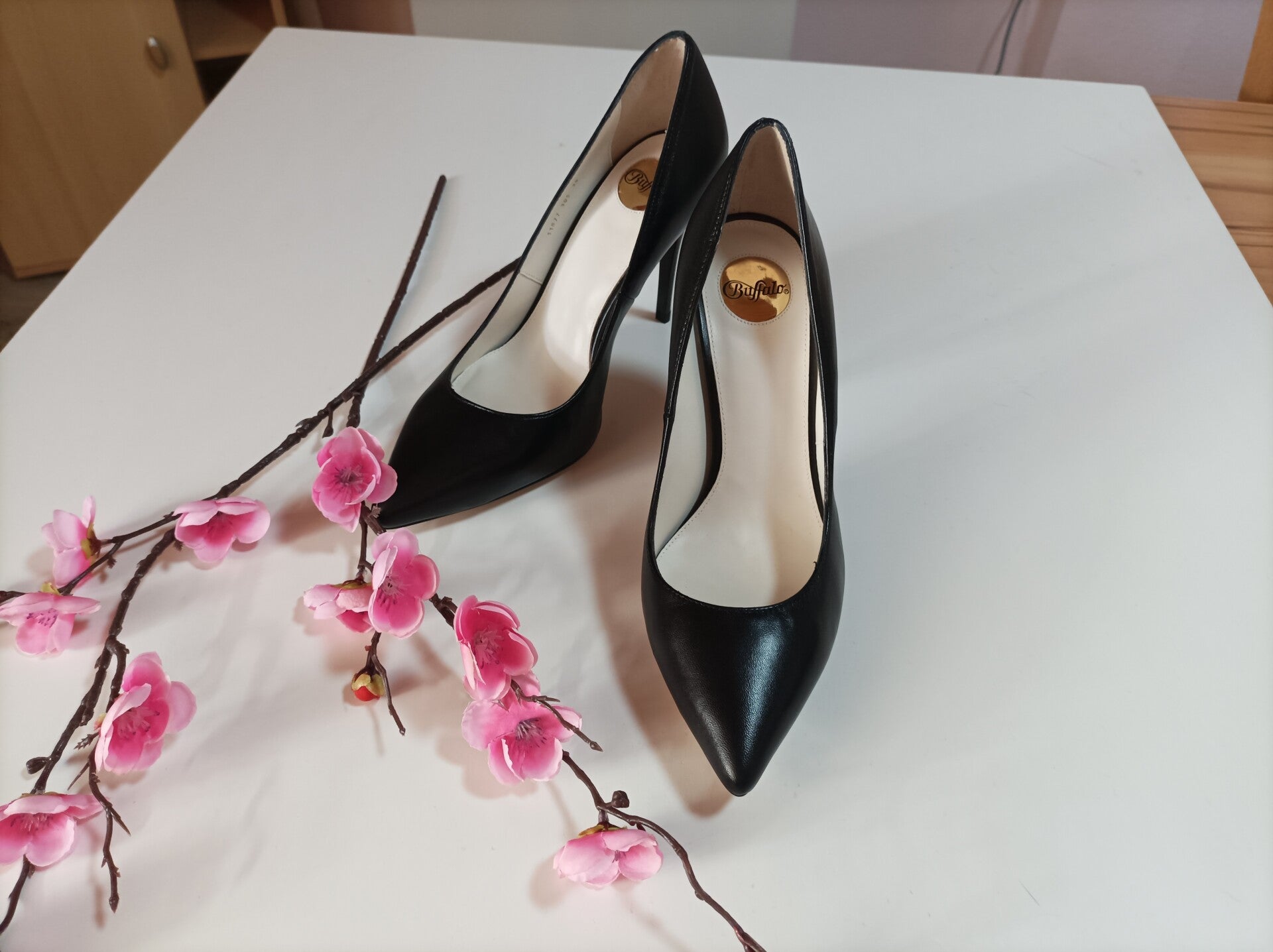 Neue Buffalo Klassische Stiletto-Pumps aus Leder in Schwarz Gr. 38