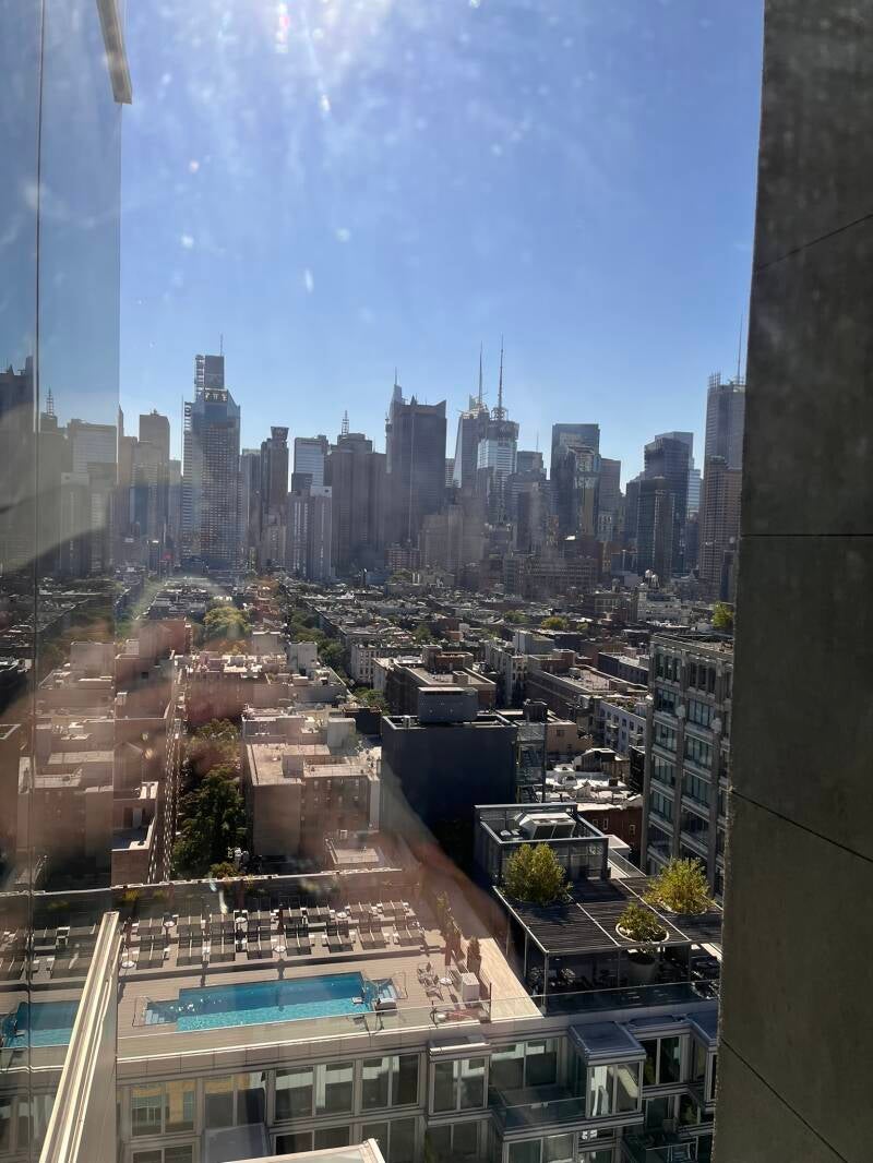 Andere kant van het hotel heeft uitzicht op Uptown Manhattan