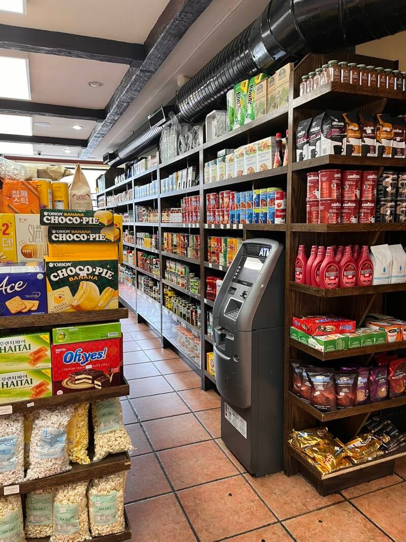 Geld afhalen in de winkel