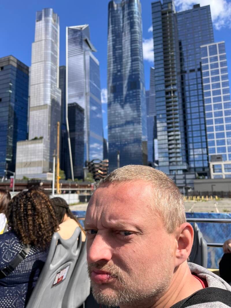 Tim op de hop-on-hop-off-bus