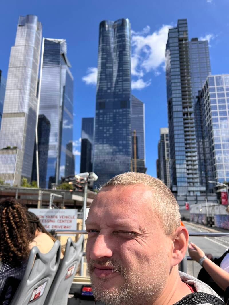 Tim op de hop-on-hop-off-bus