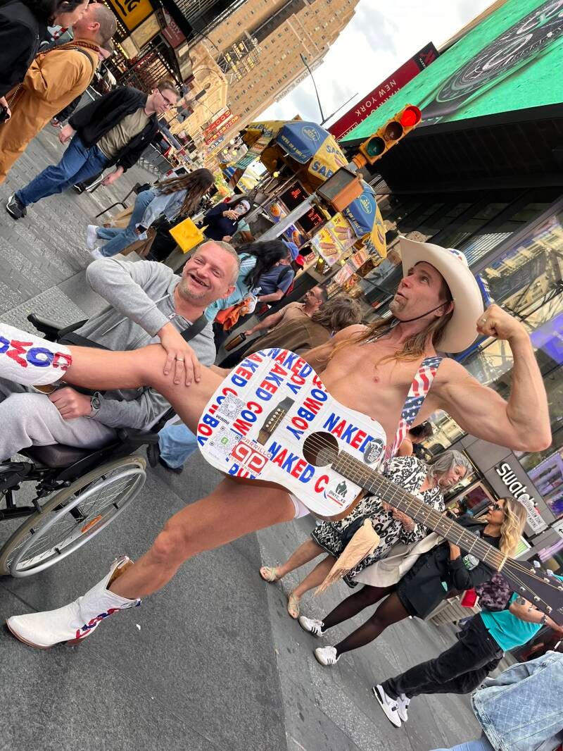 Tim met The NAked Cowboy