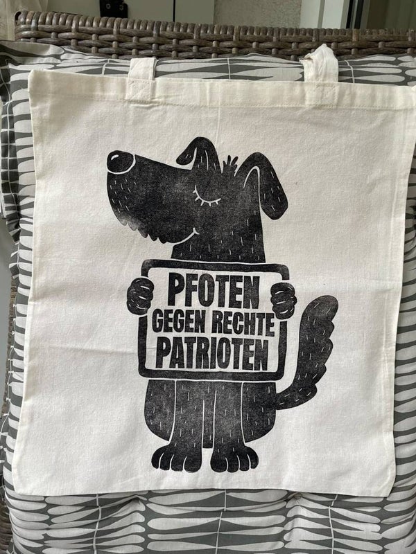 LIMITIERT "PFOTEN GEGEN RECHTE PATRIOTEN" – Original Linoldruck auf Jutebeutel