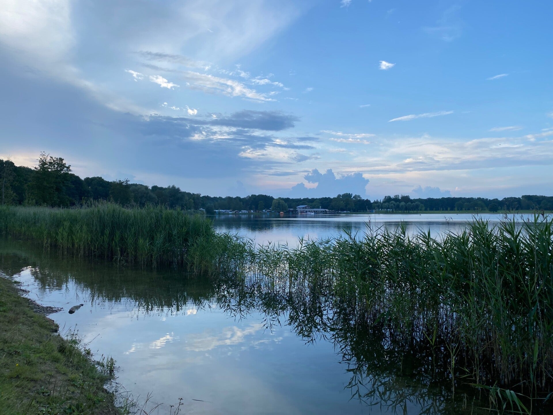 Vanuit het vakantiehuis maakt u een heerlijke wandeling rond de plas