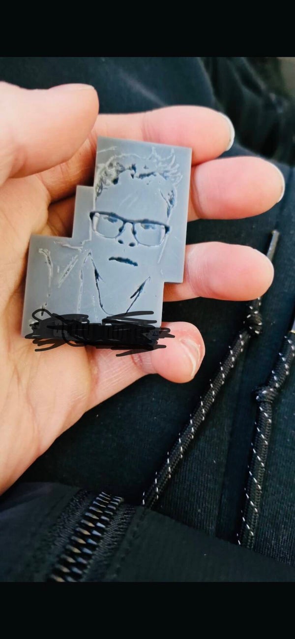 Uniikki 3D-tulostettu muotokuva.