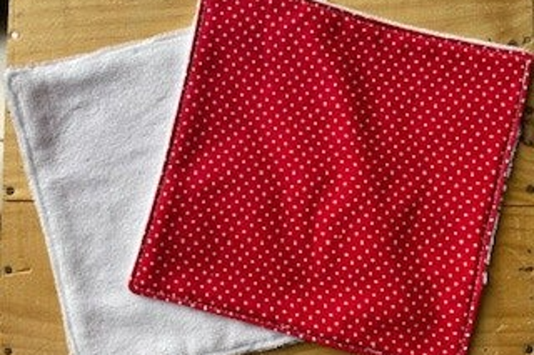 Mini serviette visage rouge à pois