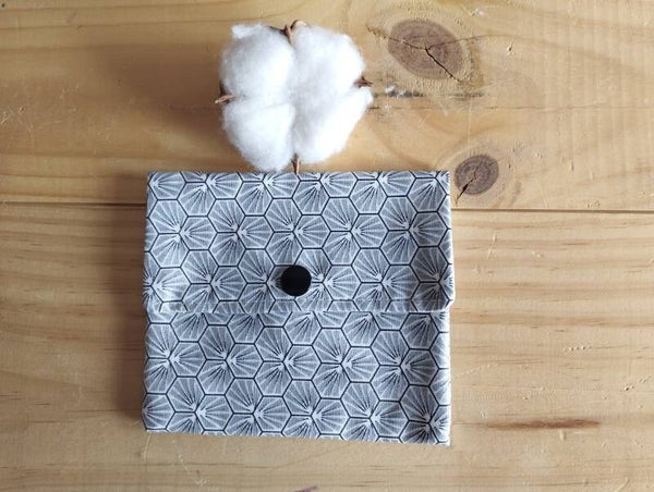 Pochette à savon grise et noire à forme géométrique