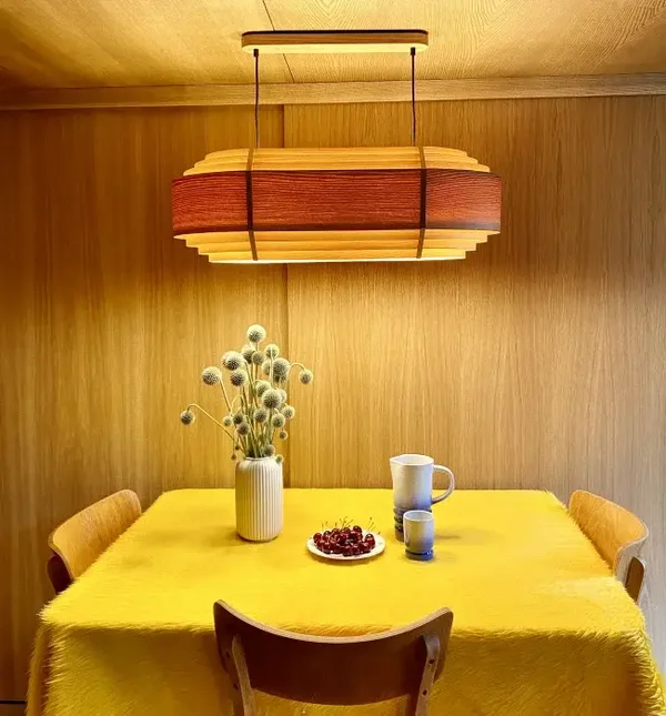 Design-Pendelleuchte aus Holzlamellen – warmes Akzentlicht für den Esstisch H 26 cm