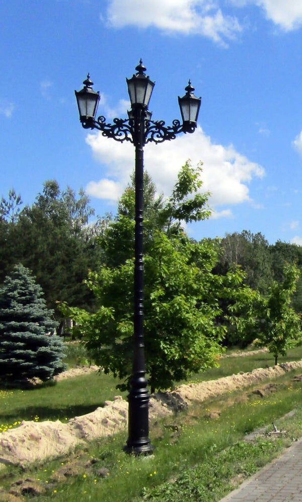 Gusseisen-Außenlaterne mit 2 Laternenköpfen H 460 cm