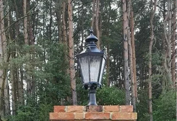 Klassische Gusseisen-Pfeilerleuchte für Garten und Einfahrt H 85 cm