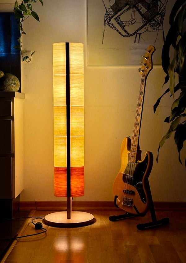 Holz-Standlampe für Ferienwohnungen - Design & Natur 123×35 cm