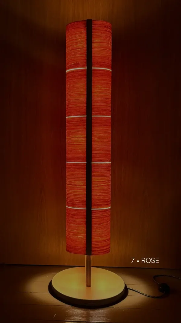 Holz-Stehleuchte in Rosé für Relaxzonen – Sanftes Licht, 123×35 cm