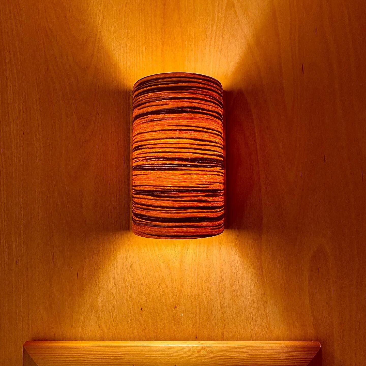 Holz-Wandleuchte mit Magnet-Paneel – warmes LED-Licht für Wohnräume 21x15cm