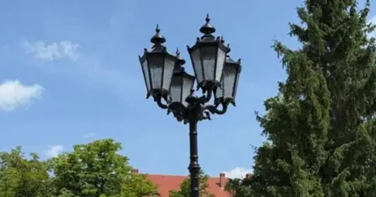 Individuelle Außenbeleuchtung nach Maß – Klassische Parklaternen & maßgeschneiderte Lichtprojekte für Garten, Stadt und Architektur
