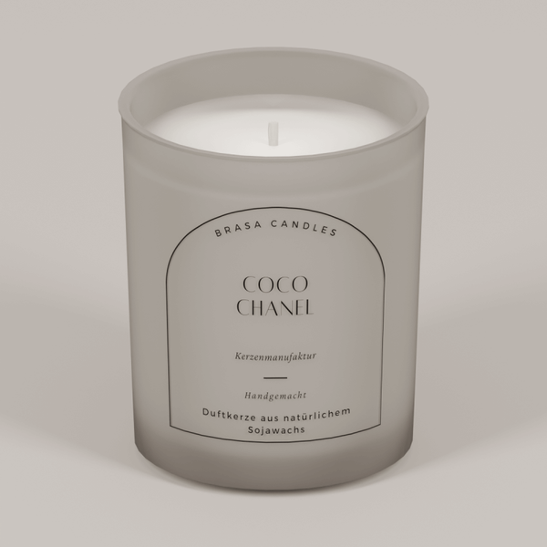 Sojawachskerze „Coco Chanel“ im Glas 245 ml – Graumattes Design mit Bambusdeckel