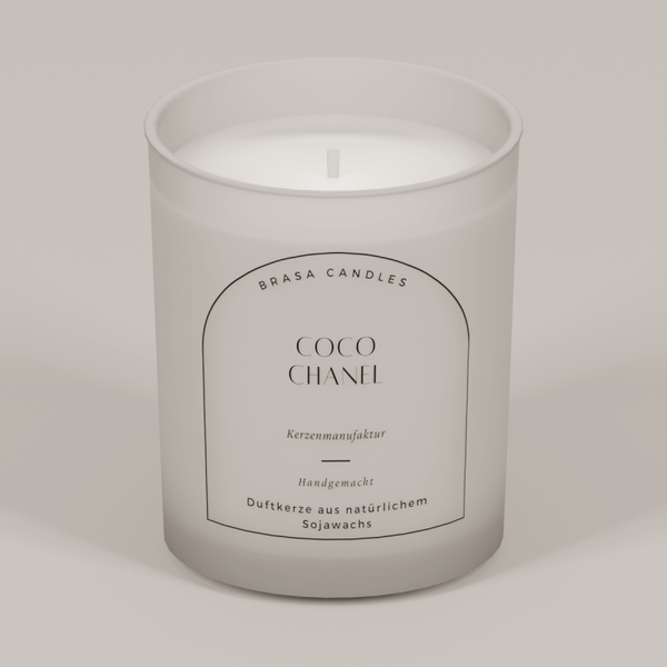 Sojawachskerze „Coco Chanel“ im Glas 245 ml – Weißer Frost-Look mit Bambusdeckel