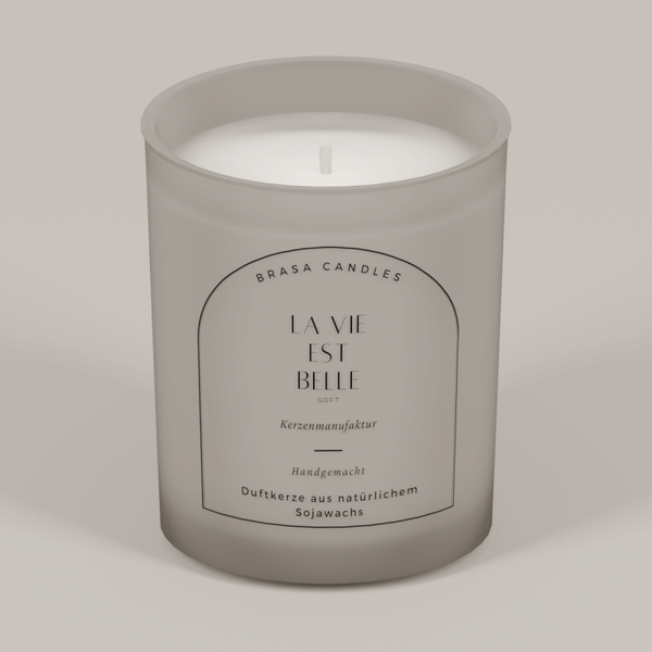 Sojawachskerze „La Vie Est Belle Soft“ im Glas 245 ml – Graumattes Design mit Bambusdeckel