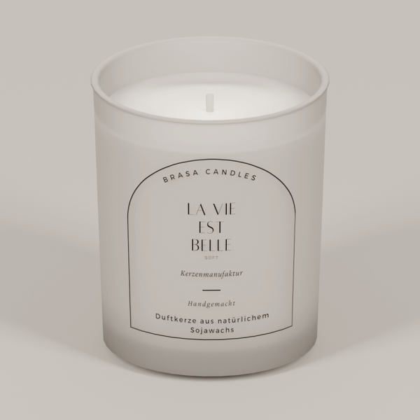 Sojawachskerze „La Vie Est Belle Soft“ im Glas 245 ml – Weißer Frost-Look mit Bambusdeckel
