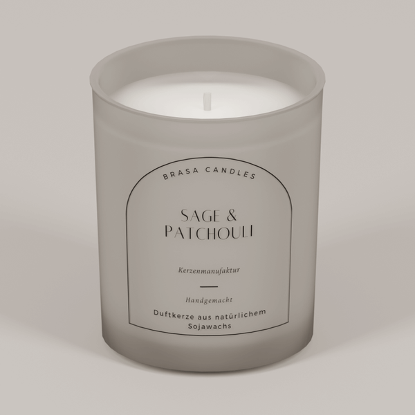 Sojawachskerze „Sage & Patchouli“ im Glas 245 ml – Graumattes Design mit Bambusdeckel