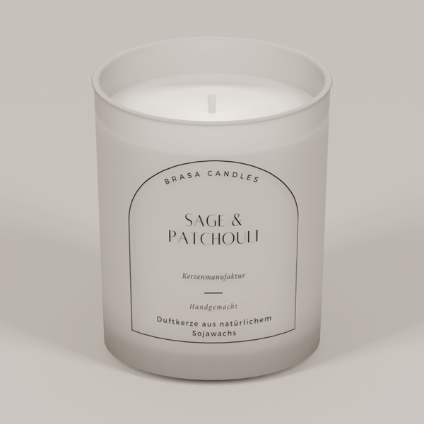 Sojawachskerze „Sage & Patchouli“ im Glas 245 ml – Weißer Frost-Look mit Bambusdeckel