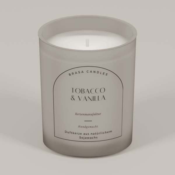 Sojawachskerze „Tobacco & Vanilla“ im Glas 245 ml – Graumattes Design mit Bambusdeckel