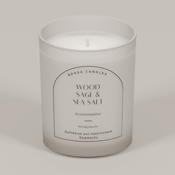 Sojawachskerze „Wood Sage & Sea Salt“ im Glas 245 ml – Weißer Frost-Look mit Bambusdeckel