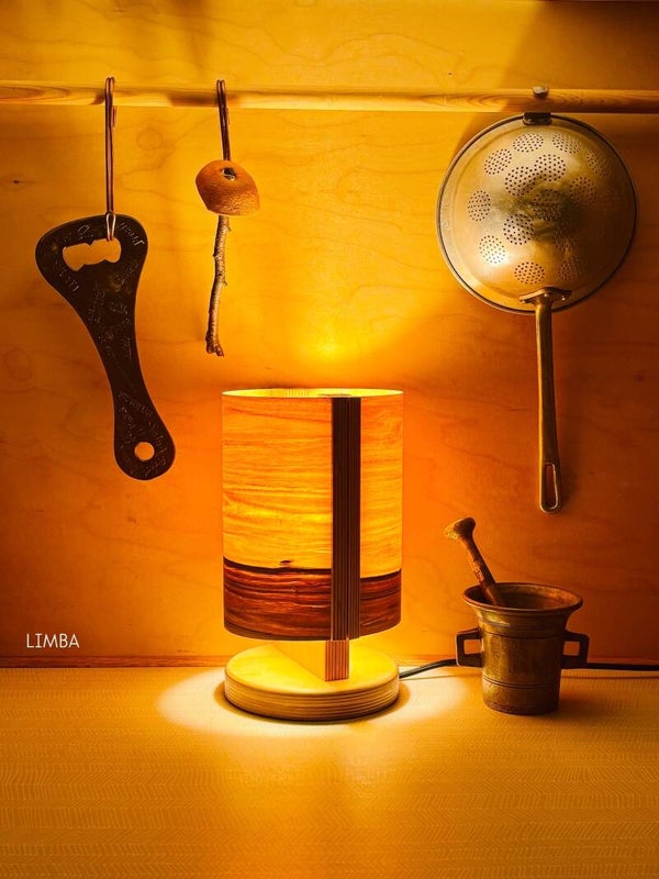 Zylinder-Tischlampe aus Naturholz mit austauschbaren Lichtpaneelen H 28,5 cm