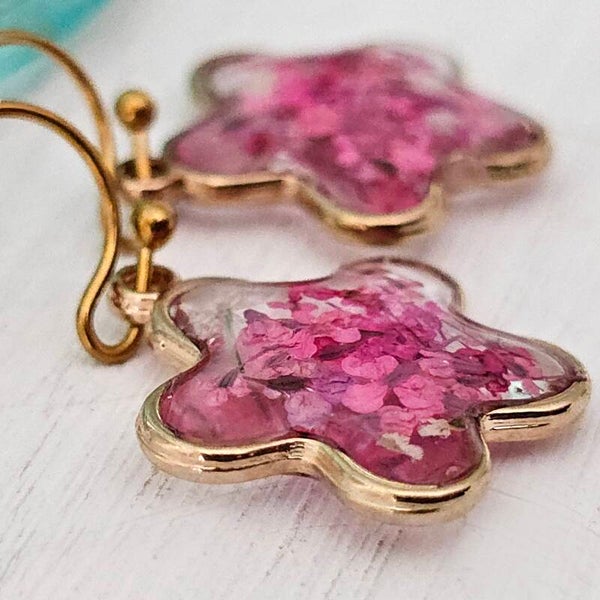 Ster oorbellen, goud  met  roze droogbloemetjes