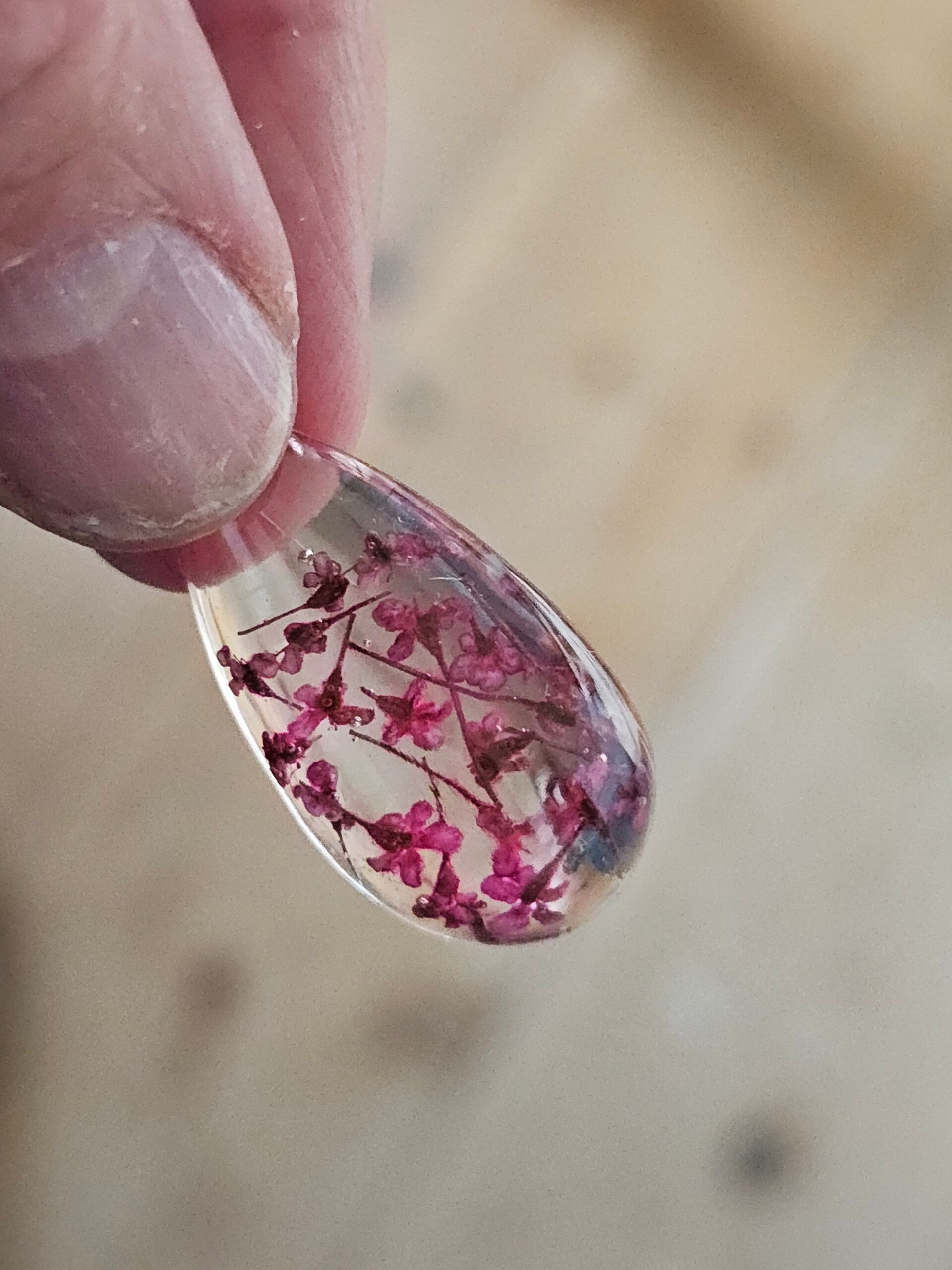 Oorbellen druppel, transparant met paarse droogbloemetjes