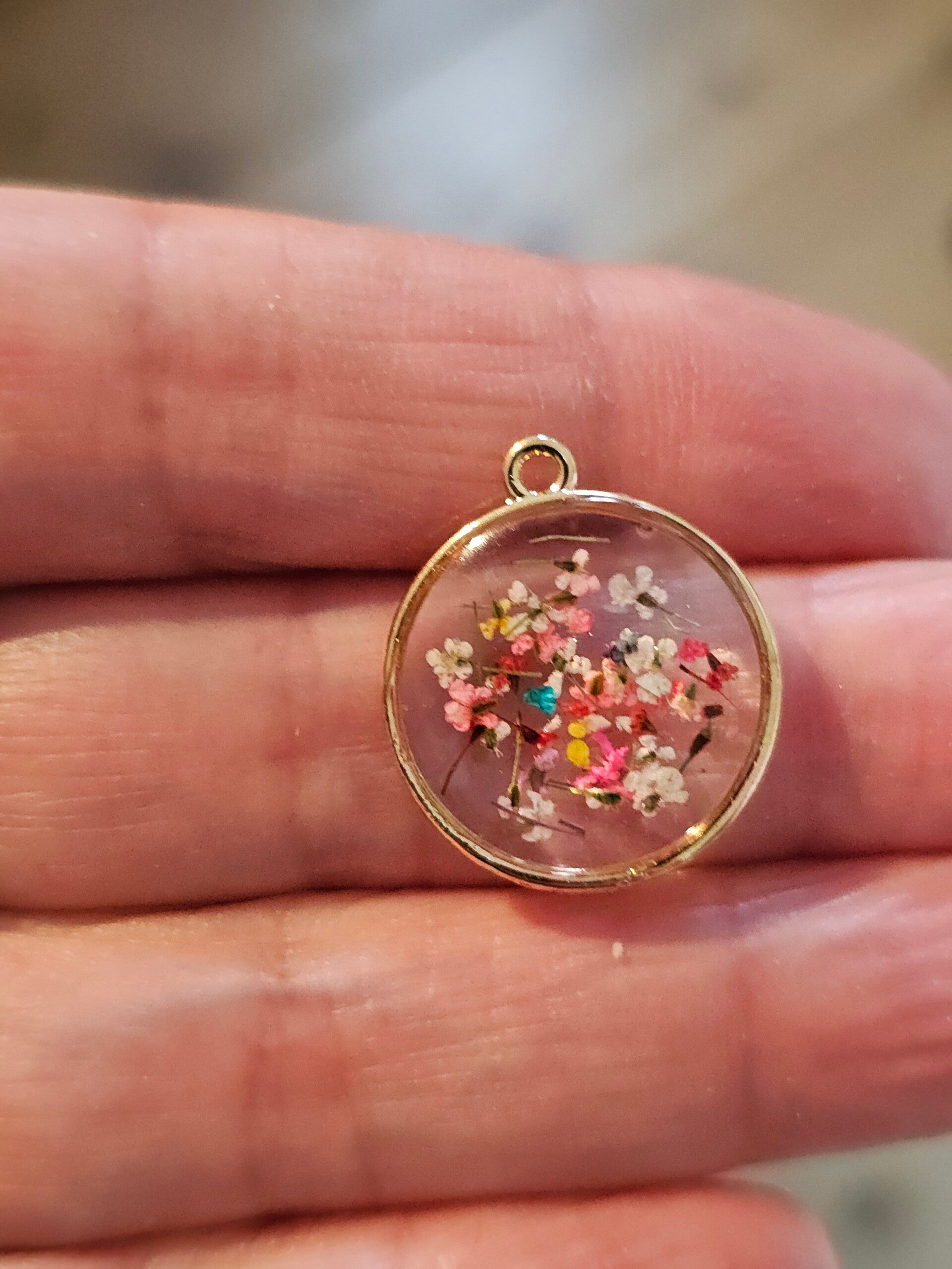 Oorbellen rond, goud met gekleurde droogbloemetjes