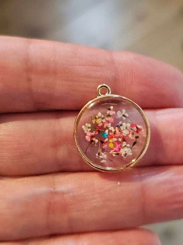 Oorbellen rond, goud met gekleurde droogbloemetjes