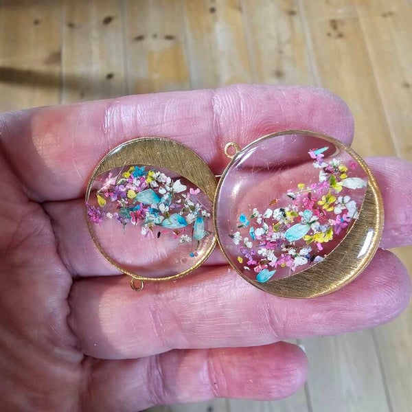 Oorbellen rond, goud, gekleurde droogbloemetjes