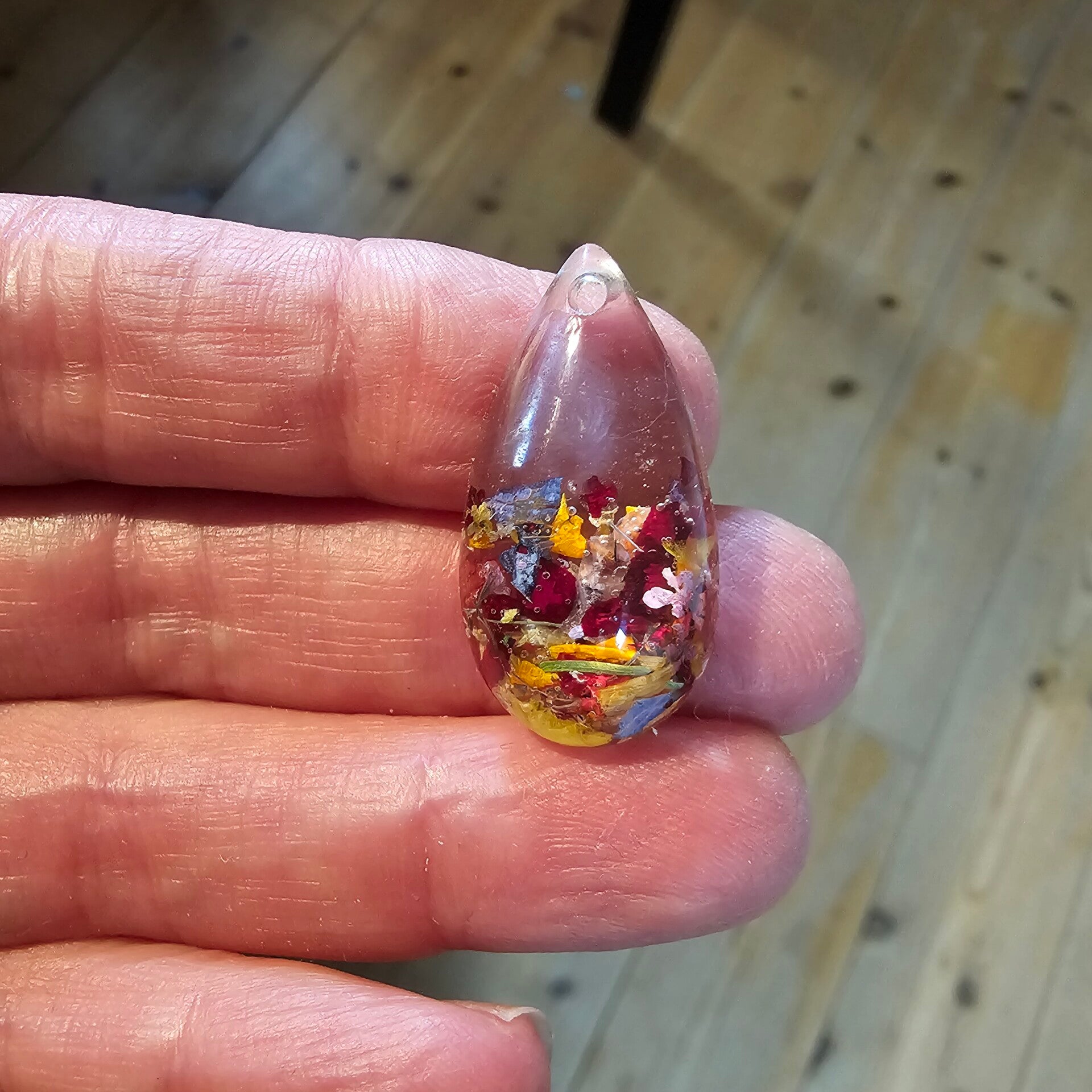 Oorbellen druppel, transparant met gekleurde bloemblaadjes