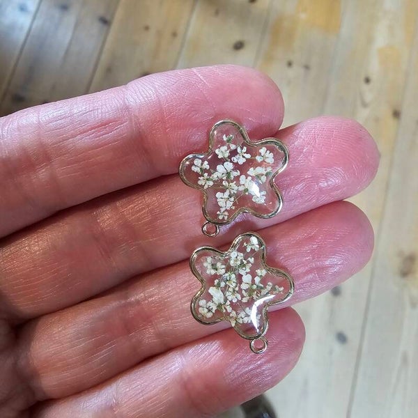 Oorbellen bloem, goud, witte droogbloemetjes