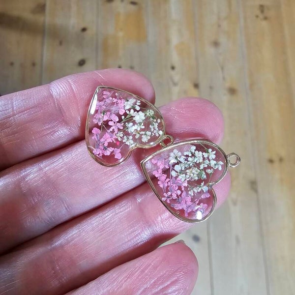 Oorbellen hartje, goud, witte en roze droogbloemetjes