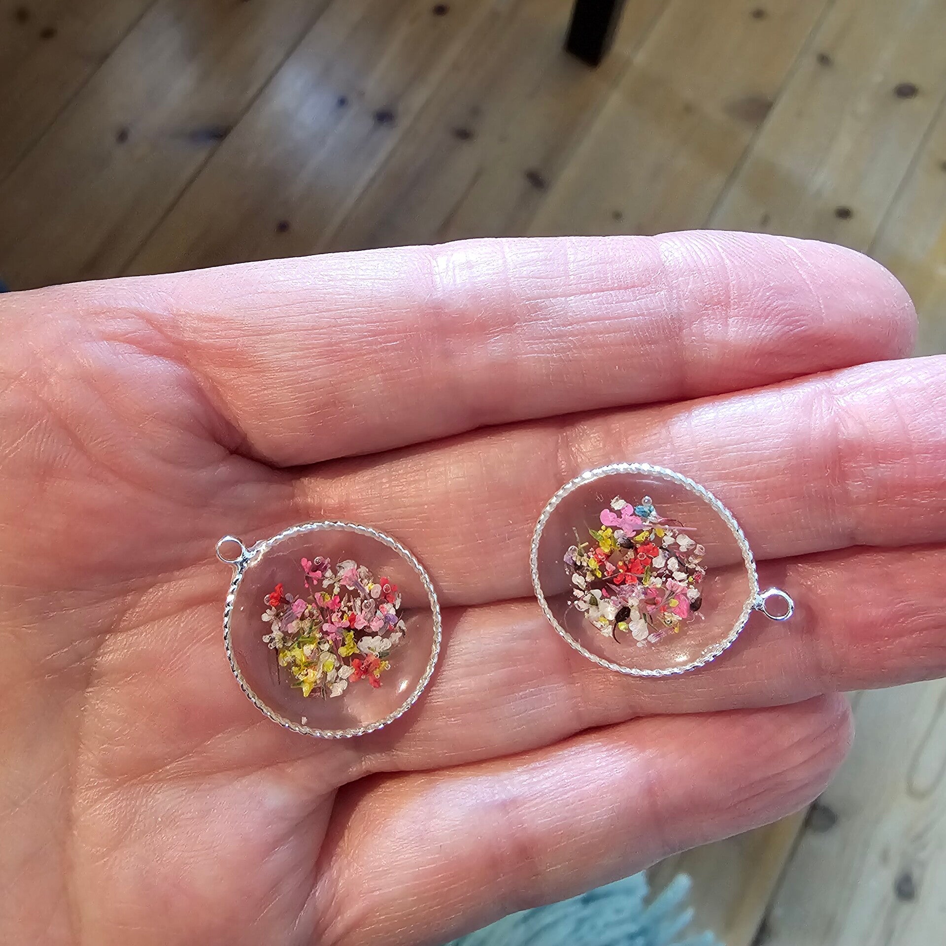 Oorbellen rond, zilver met gekleurde droogbloemetjes.