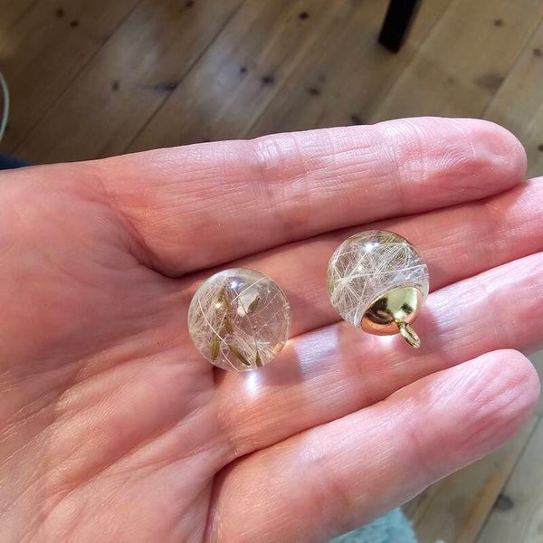 Oorbellen, bolletje, transparant met paardebloem-pluisjes
