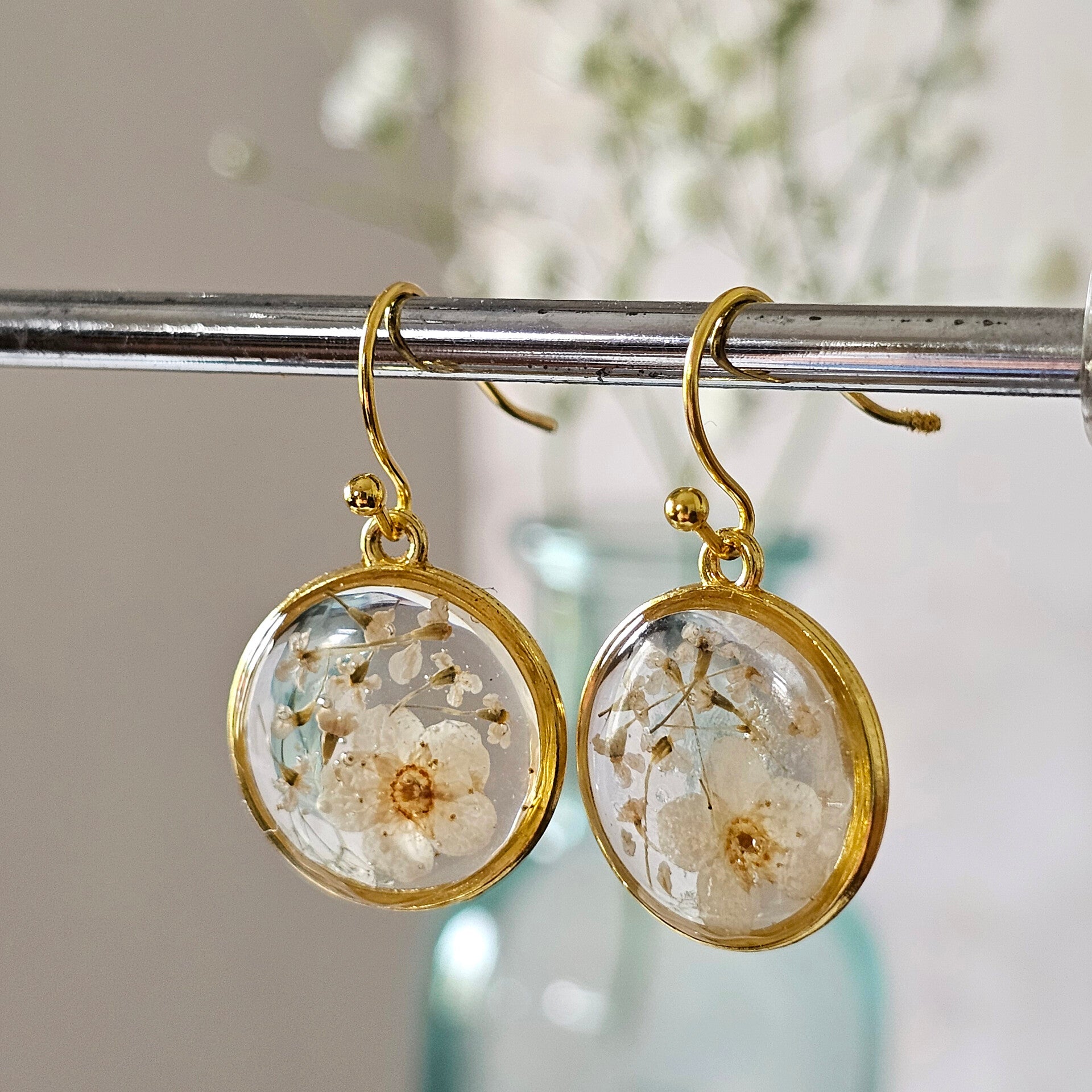 Oorbellen rond, goud , witte + crème droogbloemetjes