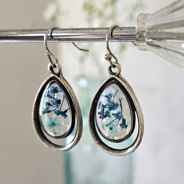 Oorbellen druppel, oud zilver, blauwe droogbloemetjes