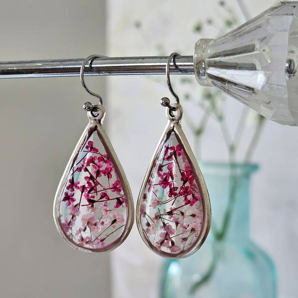 Oorbellen druppel, mat zilver, roze en witte droogbloemetjes