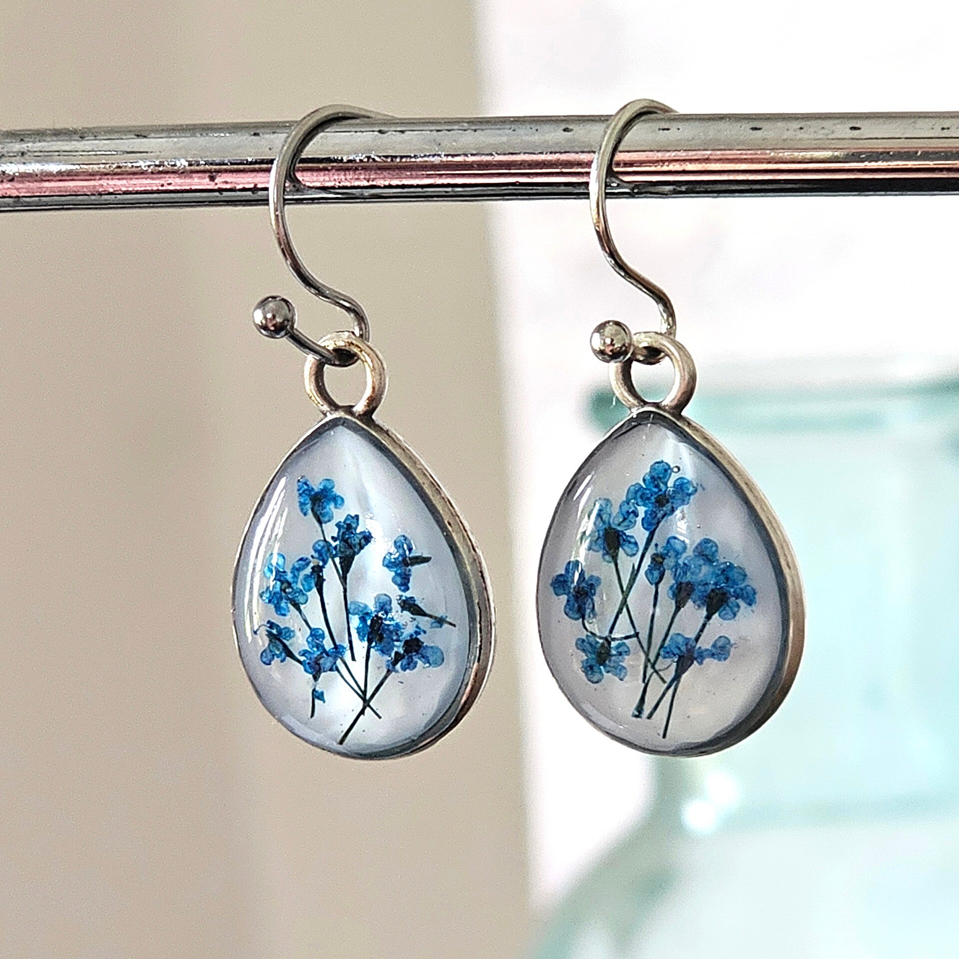 Oorbellen druppel mat zilver, blauwe droogbloemetjes