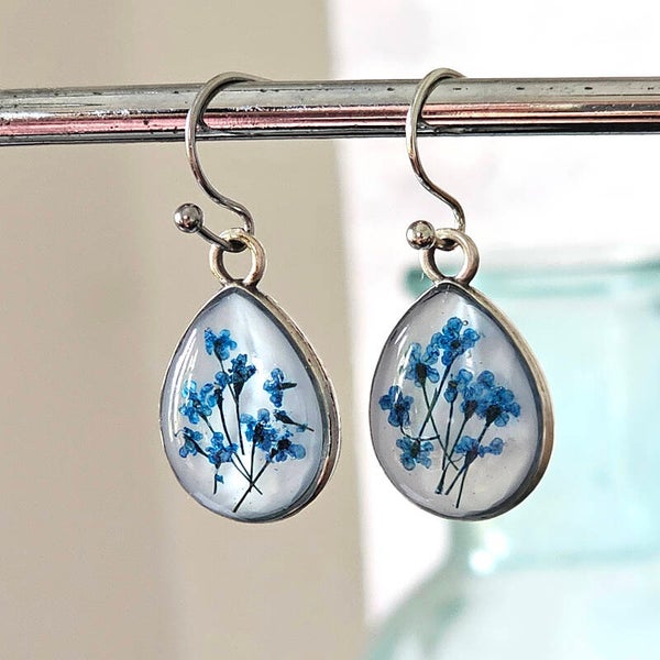 Oorbellen druppel mat zilver, blauwe droogbloemetjes