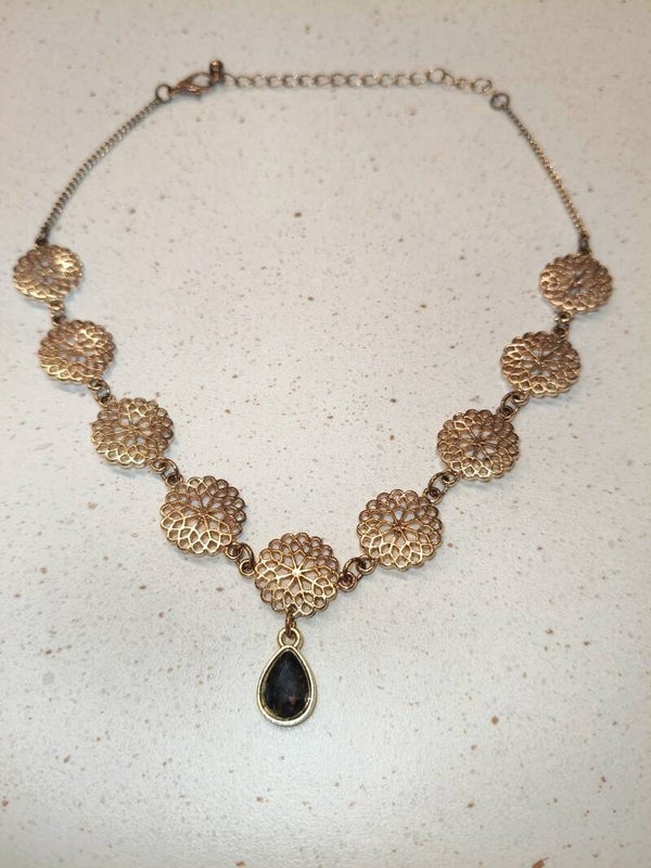 Droplet Daisy-Chain Choker