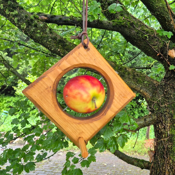 Vogelvoerhanger voor een appel - hang voerhuisje - vurenhout - leren riempje - decoratief