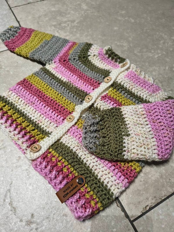 Trui gehaakt in roze en groene tinten