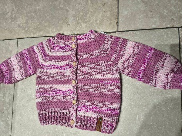 Trui gehaakt roze met knopen