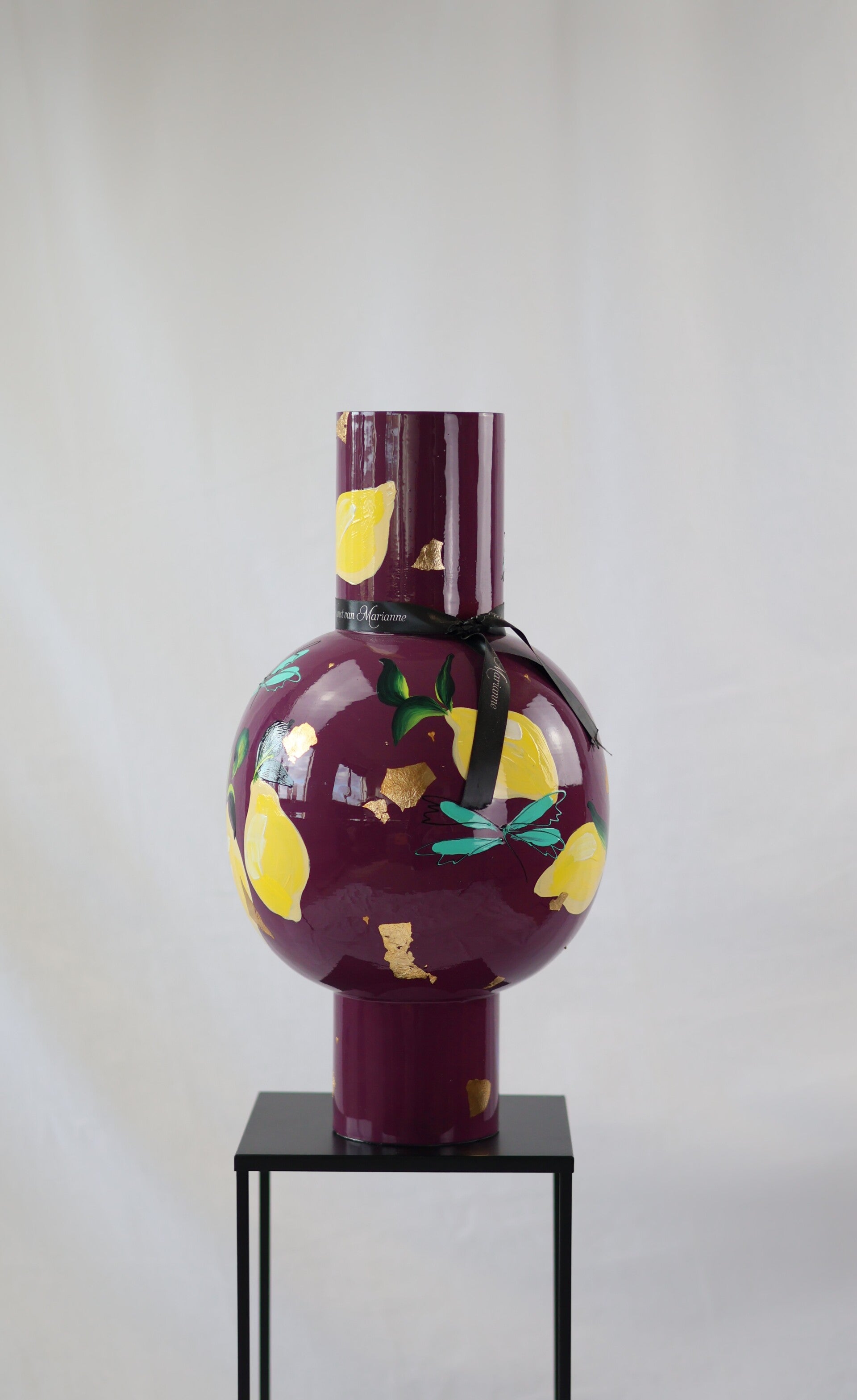 Donkerpaarse vaas met citroen