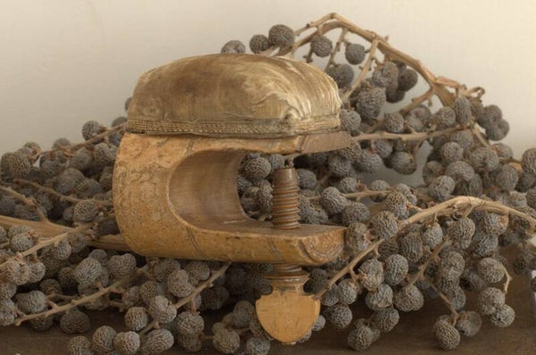 Oud speldenkussentje met klemschroef