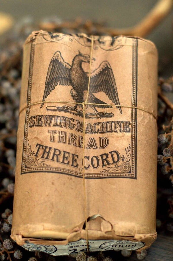 Oude Engelse verpakking naaimachine garen
