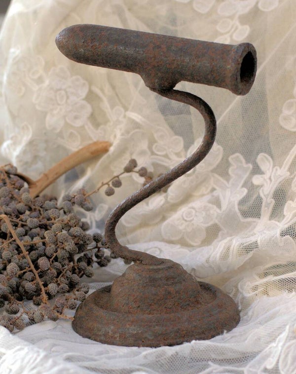 Oude ijzeren standaard voor krultang